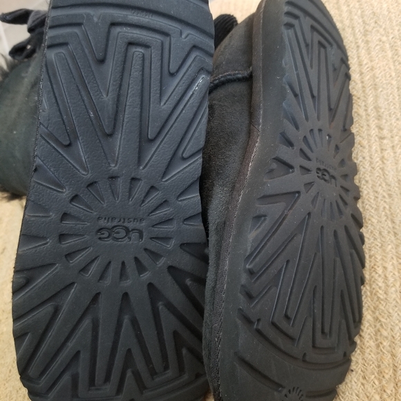 EUC- UGG Bailey Bow II Boots - Picture 8 of 9